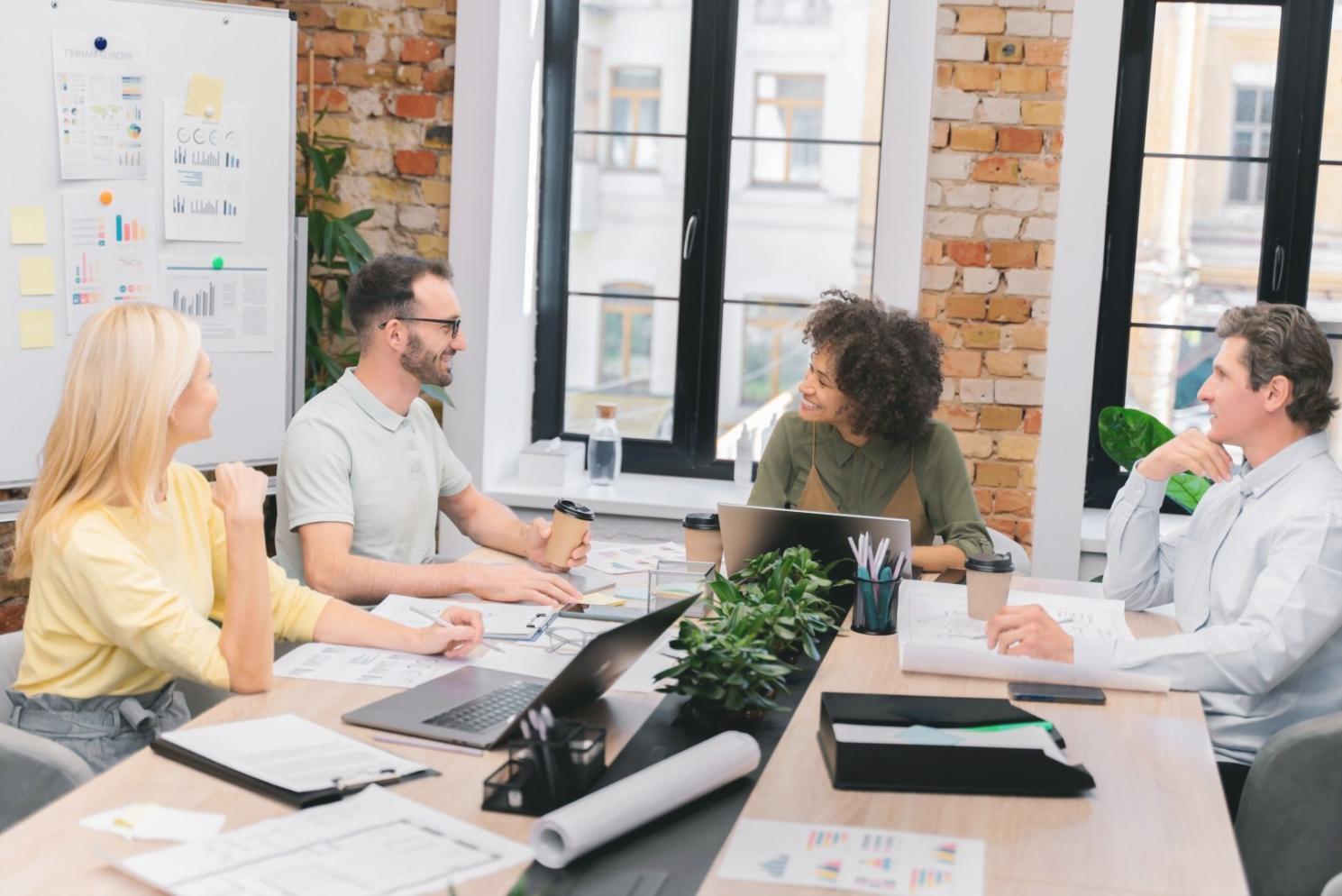 Modernes Büro mit Arbeitsplätzen für Finanzberatung