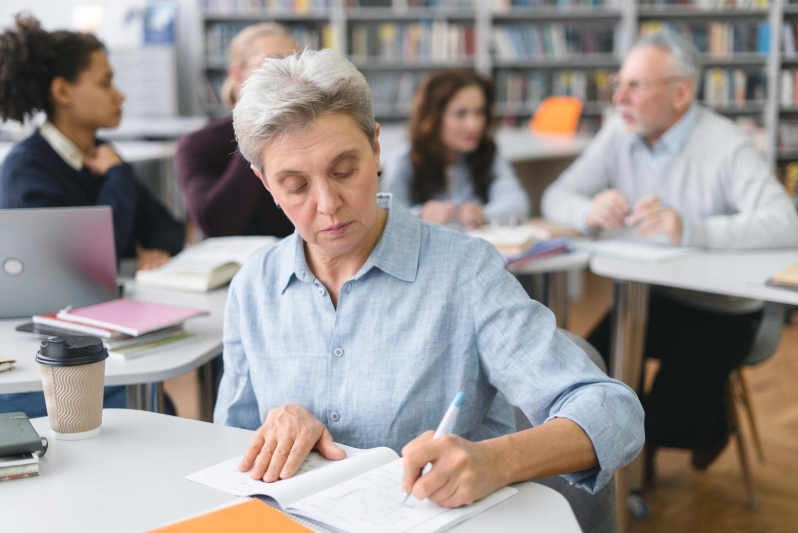 Gemeinsames Arbeiten im modernen Büroumfeld